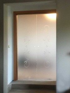 porte_vetro_satinato_vetro_porte_eclisse_pordenone_treviso_vetra_stefano_zambon_porta_vetro_satinato_sabbiato_decori_sabbiati (17) 